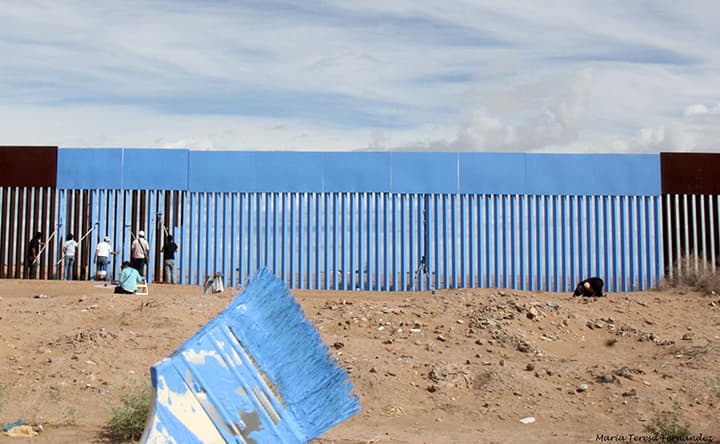 Una protesta artística "borra" el muro fronterizo