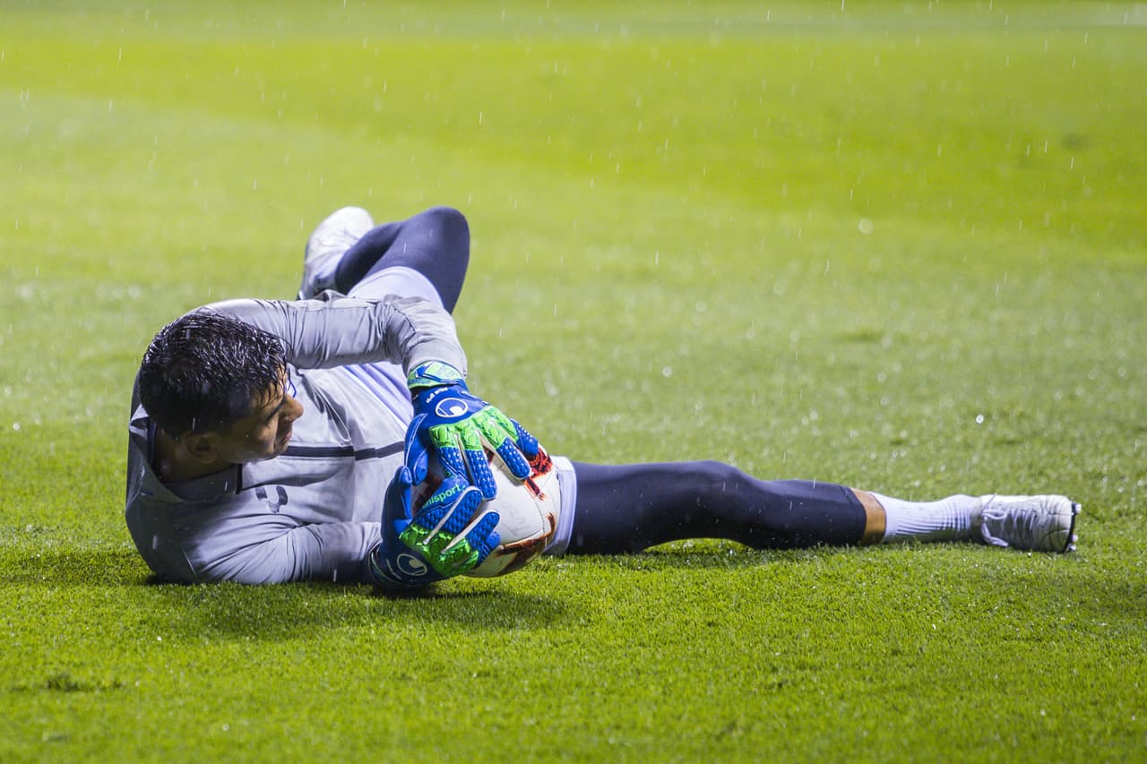 Tuvieron que pasar 10’ de juego para que Oscar Ustari tocara su primer balón.