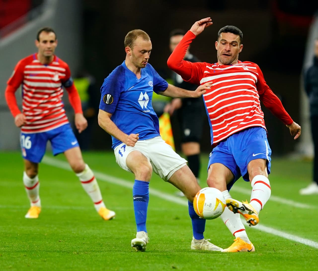 Granada cayó 2-1 en su visita al Molde, pero avanza a Cuartos tras vencer en el global 2-3.