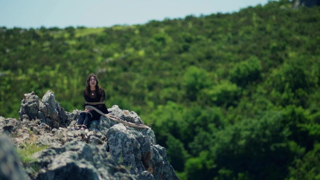 Cuando llegaron al lugar donde estaba Nihan, Kemal corrió para ir en su ayuda.