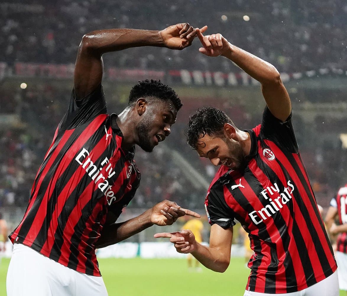 <b>Franck Kessié y Hakan Calhanoglu</b>
<br>Durante un partido de la Serie A en 2018 entre el Milán y la Roma, Kessié y Calhanoglu celebraron golazo de último minuto con una fusión, dandole al Milán la victoria 2-1.