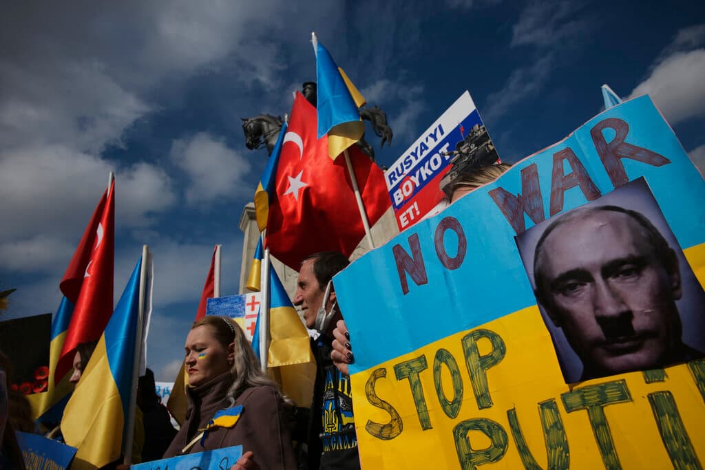 <b>Turquía</b>
<br>Ucranianos, turcos y tártaros de Crimea protestan contra la guerra de Rusia en Ucrania, en Ankara, Turquía, el sábado 5 de marzo de 2022.