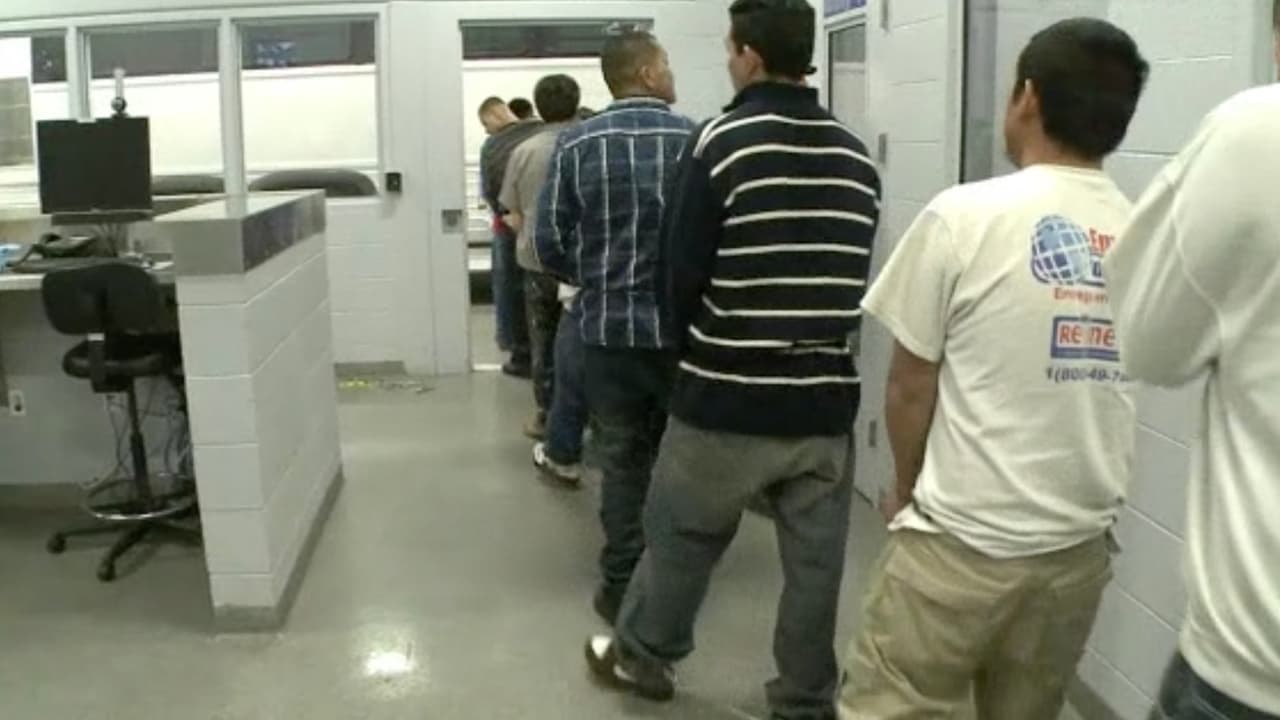 Despu´és la compañía de préstamos de fianzas buscan a quien firmó como aval de quien estaba arrestado para que se responsabilice de la deuda.