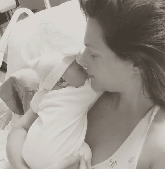 Madre e hija en el hospital.