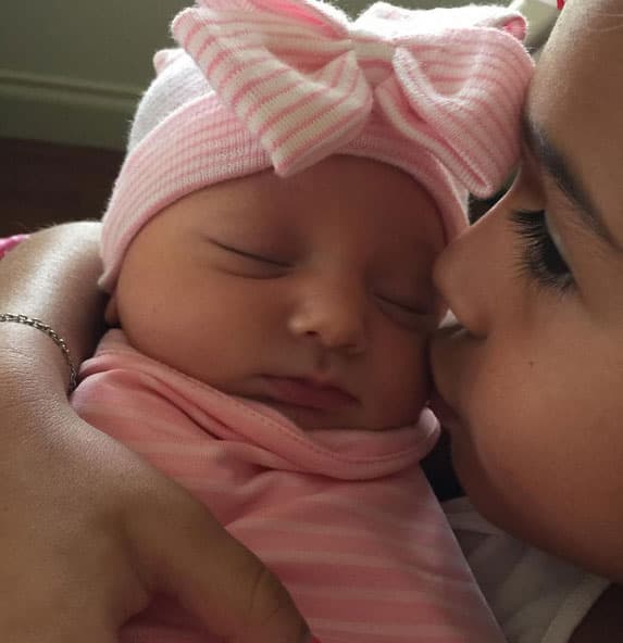 Sus papis nos comparten lindas fotos en sus redes sociales.