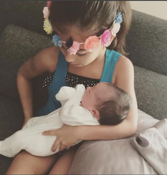 Sus hermanas mayores ayudan mucho a mami.