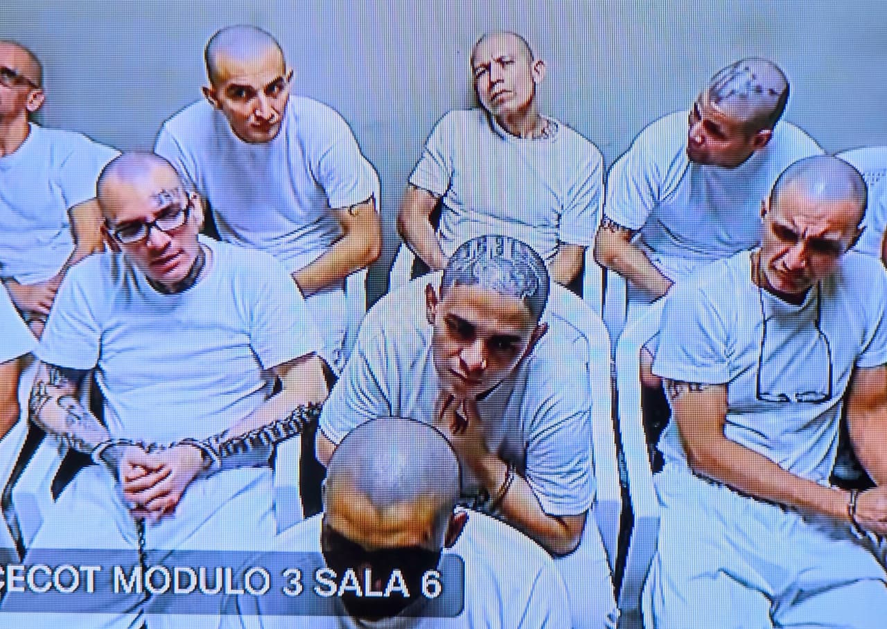 "No les alcanzan ni 10 vidas para poder purgar esas penas que van a enfrentar", agregó el representante de la Fiscalía.
<br>