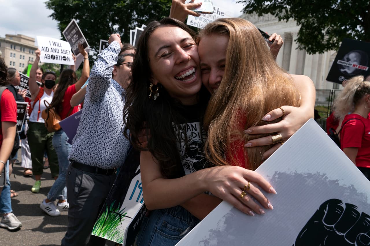 Manifestantes contra el aborto celebran frente a la Corte Suprema en Washington después de que sus magistrados anularon la sentencia Roe v. Wade. El máximo tribunal del país puso fin a las protecciones constitucionales para el aborto que habían estado vigentes durante casi 50 años.