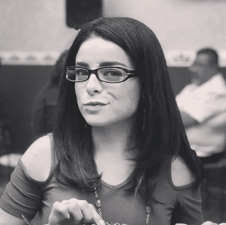 "Tienes que estar con una sonrisa 24/7 y tienes que estar en disposición de atender al público cuando lo necesita, porque para ti son desconocidos, pero para ellos eres parte de su vida. Te ven en su cocina, en sus recámaras, y a mí eso
<b><a href="https://www.univision.com/famosos/violeta-isfel-alega-que-no-borro-su-foto-intima-sino-que-le-pidieron-archivarla-aunque-no-dijo-quien-fotos" target="_blank">me abrumo muchísimo</a></b>".
<br>