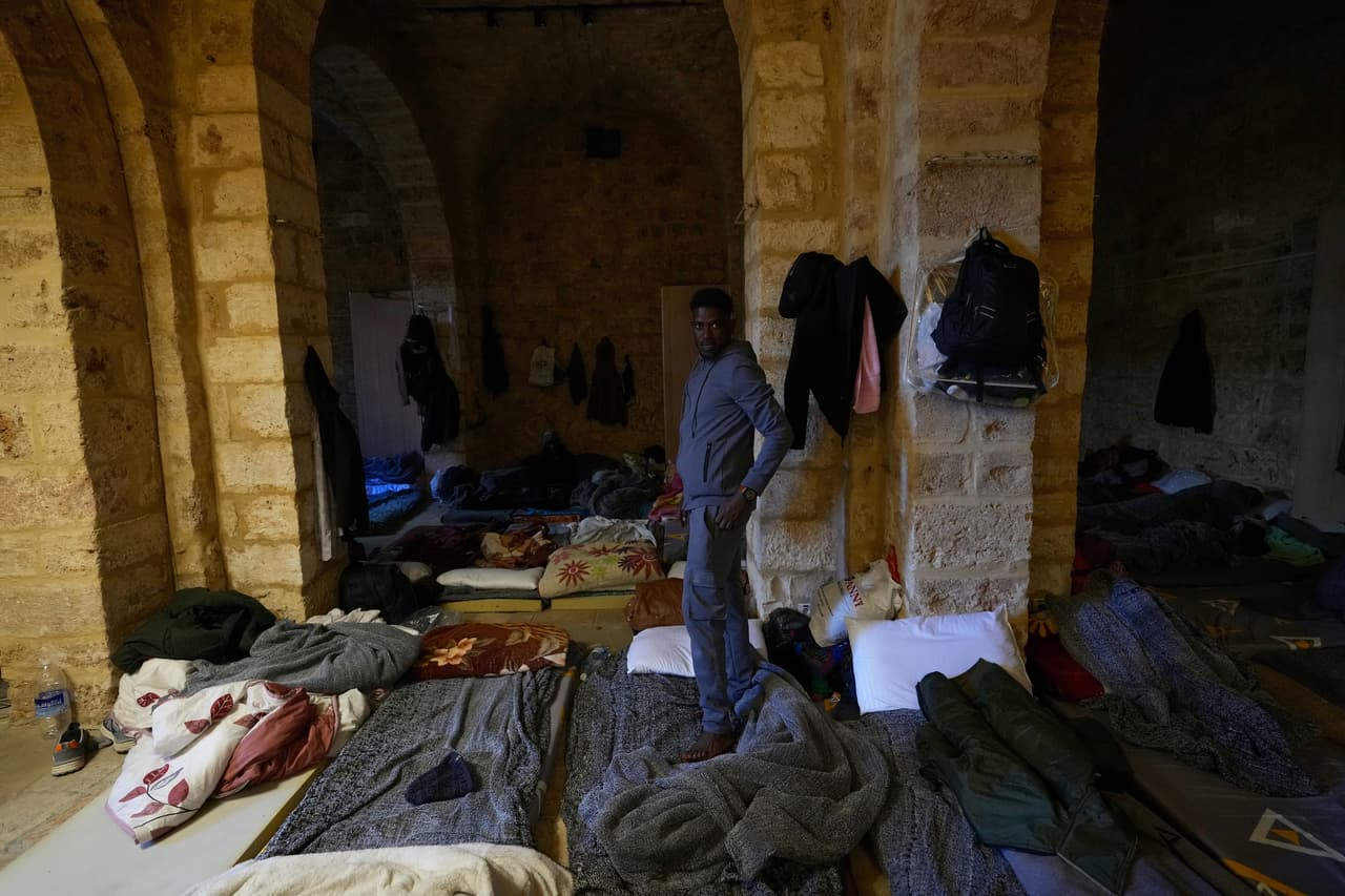 Migrantes huyeron tras los ataques israelíes en el sur y este del Líbano, por lo que algunos se encuentran en la iglesia de San José, convertida en refugio. En esta imagen se puede ver una variedad de colchones, donde descansan los migrantes desplazados.