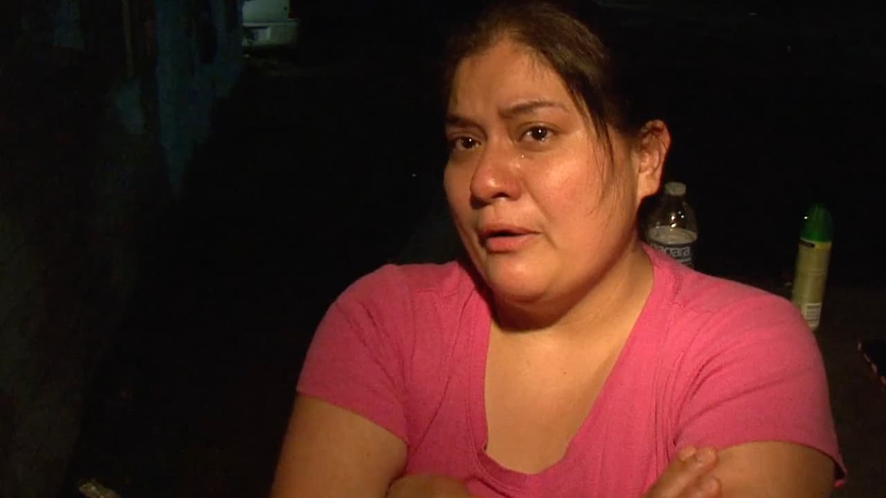 "No nos podemos quedar aquí por los daños y la cruz roja va a venir para ayudarnos", dijo entre sollozos Jessica Fuentes, la dueña de casa.