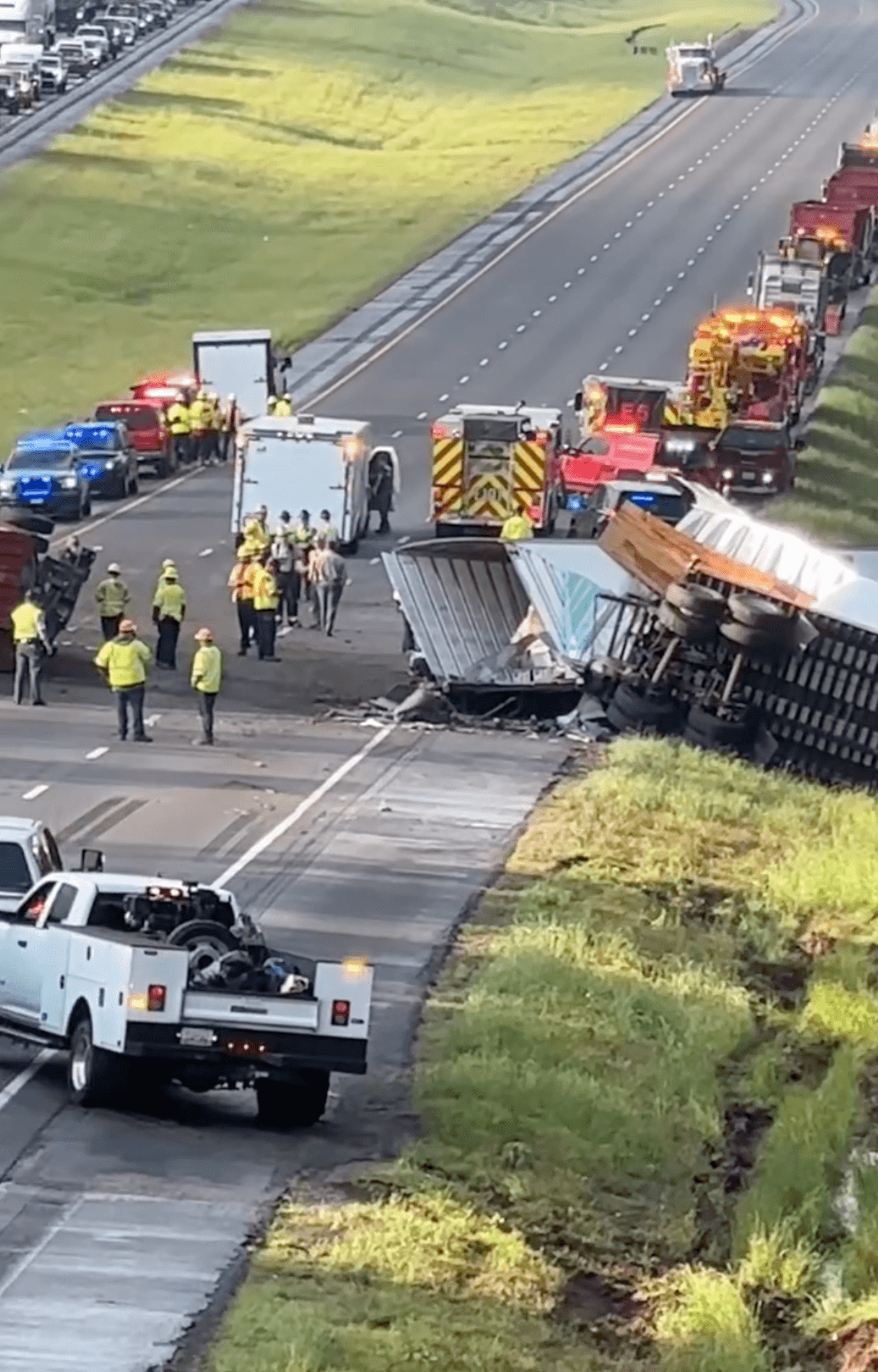 Presuntamente, se indicó que un tráiler chocó con un carro Hyundai Sonata antes de estamparse con otros dos tráileres y otros dos vehículos.