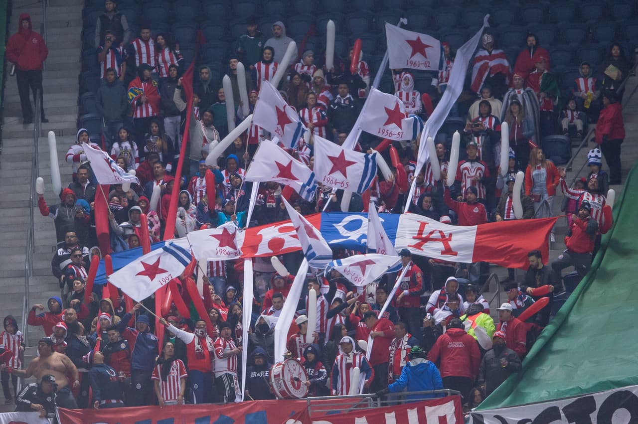 El CenturyLink Field de los Seattle Sounders tuvo una invasión de hinchas de Chivas de Guadalajara que se hicieron notar en el campo de su rival de turno en los cuartos de final en Concacaf.