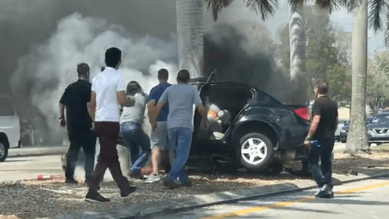Los pasajeros de un vehículo grabaron con su celular todo el momento cuando ocurrió este accidente de tránsito.