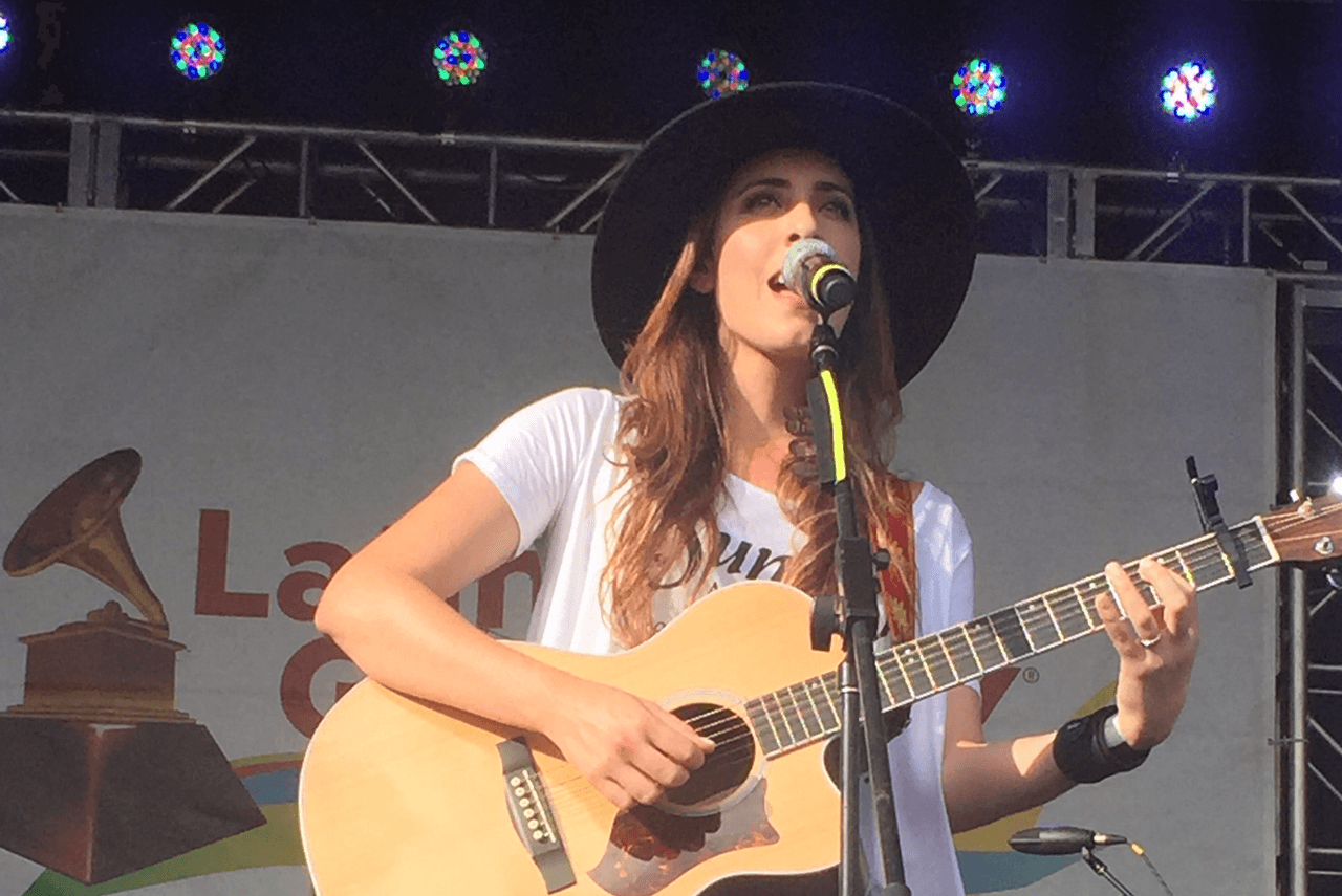 Miles de personas llegaron hasta Hialeah para disfrutar de la música latina que los puso a cantar, bailar y gozar.