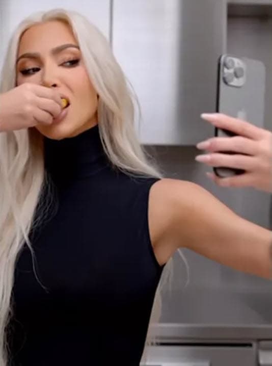 Kim Kardashian intentó cerrar la polémica colgando más tomas que fueron descartadas del comercial original.
<br>