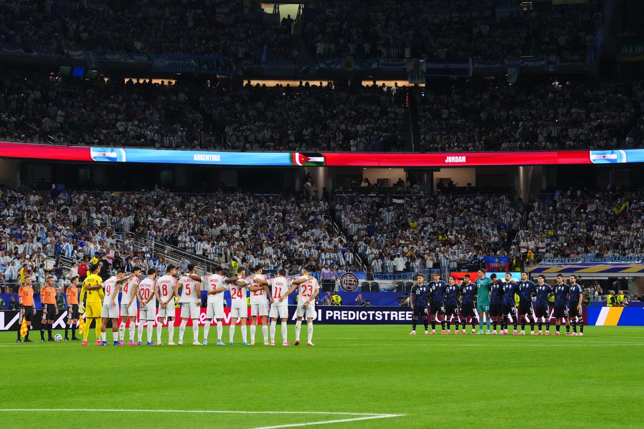 Los jugadores de Argentina y Jordania guardan un minuto de silencio para conmemorar a las víctimas de los terremotos venezolanos.