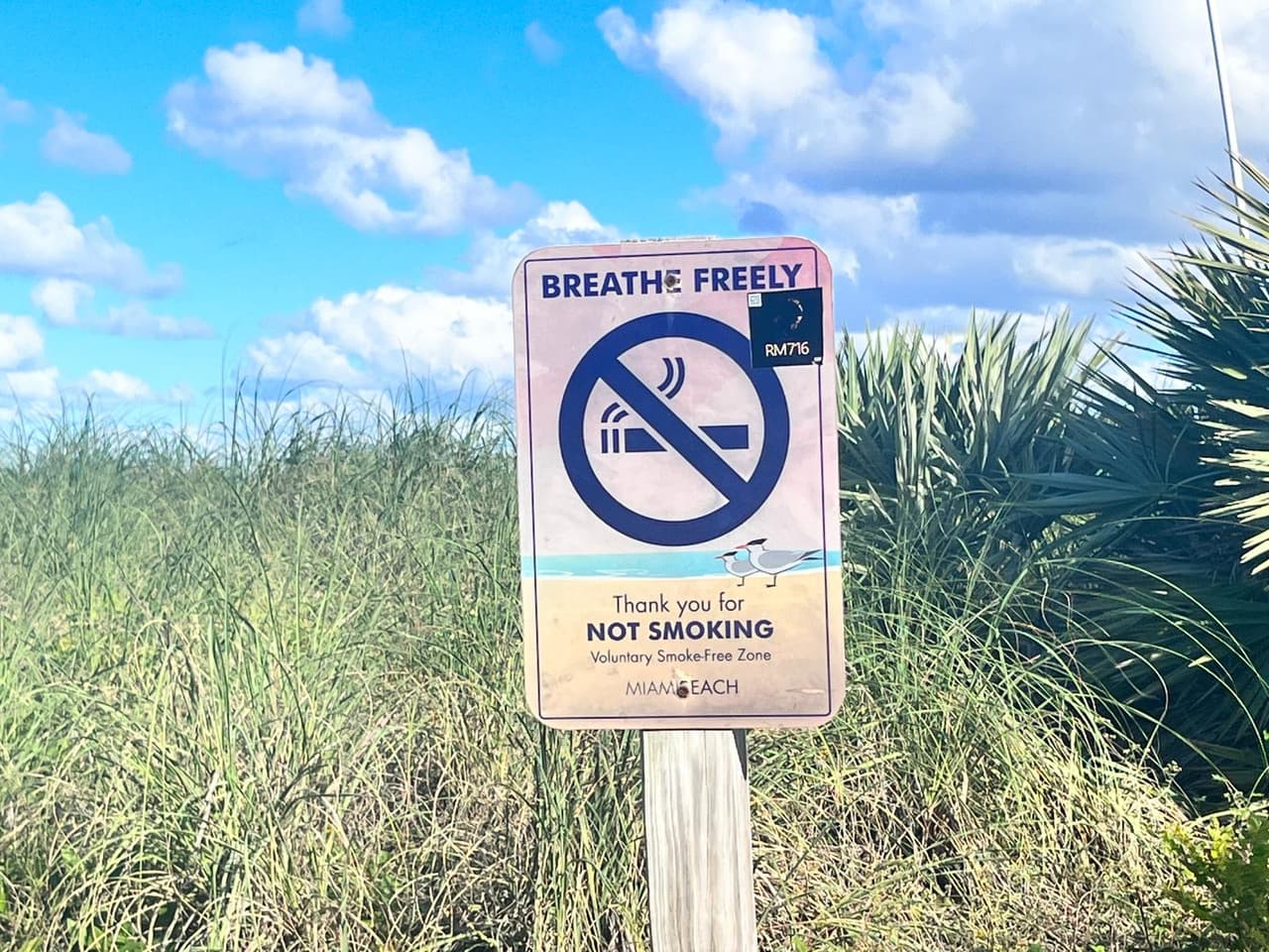 No fumes en las playas de Miami Beach, podrías recibir multas de hasta $100 porque está prohibido