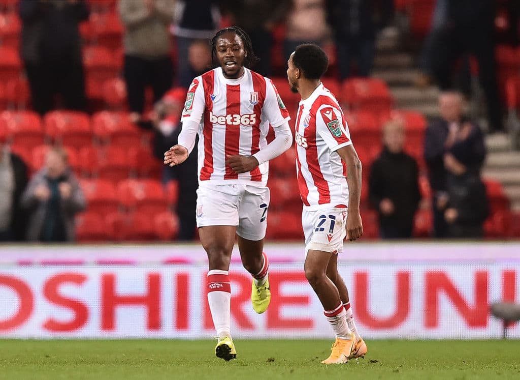 Brentford, por primera vez en su historia, derrota al Stoke City como visita con marcador 2-1, calificando a Cuartos de Final de la Copa de la Liga Inglesa. Canos y Toney anotaron para 'las abejas', Sawyers el único tanto en solitario.