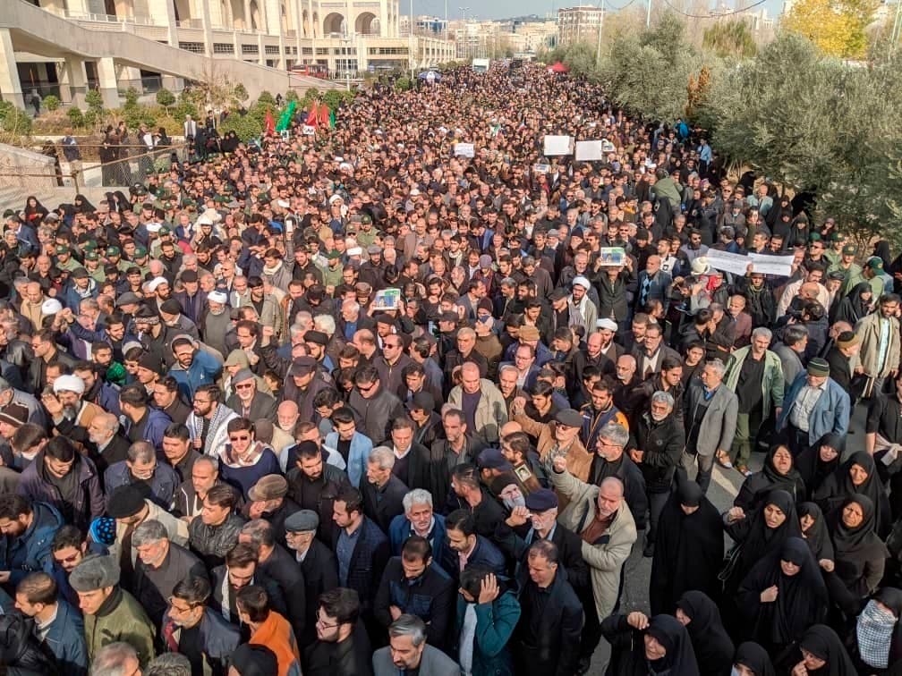 Manifestantes protestan tras la muerte del general de la Guardia Revolucionaria de Irán Qassem Soleimani en un ataque de Estados Unidos en Bagdad, en Teherán, Irán, el 3 de enero de 2020. (AP Foto/Vahid Salemi)