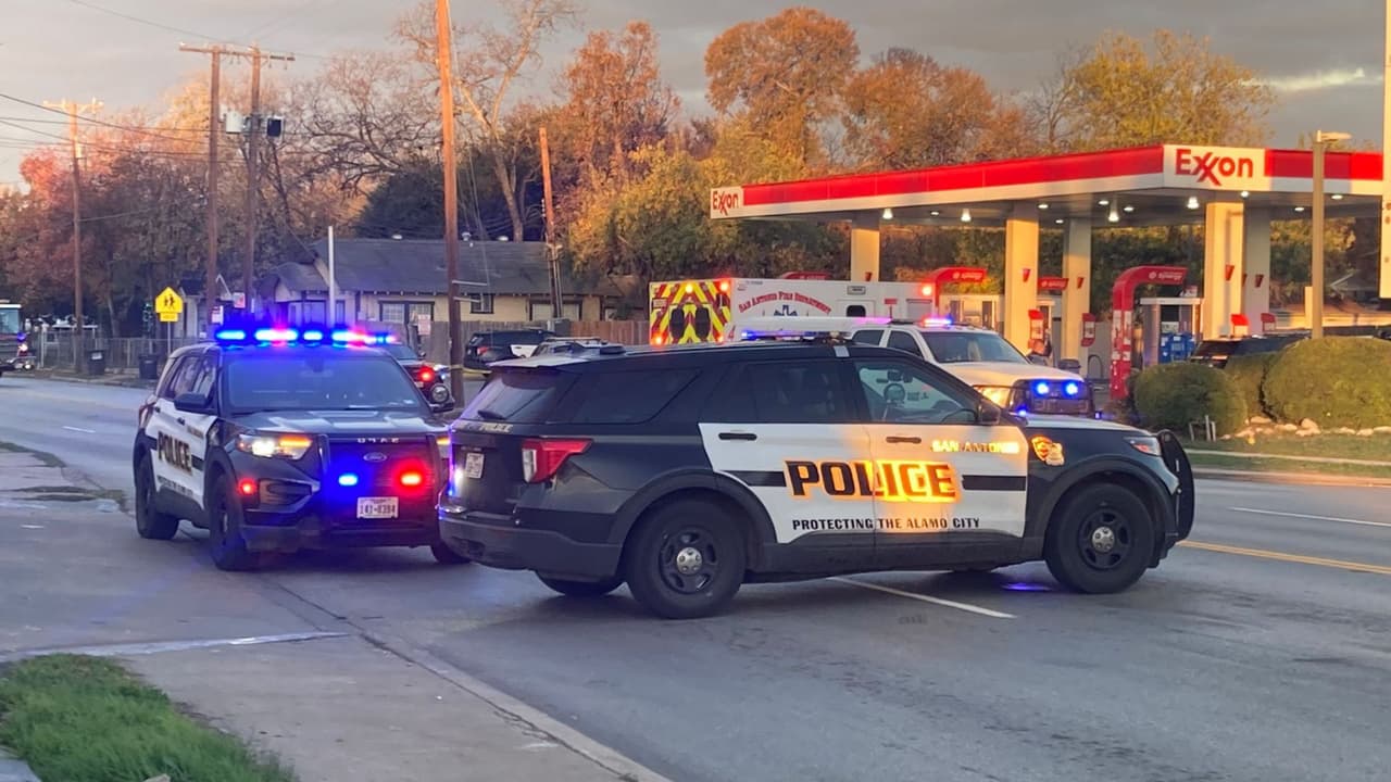 Extraoficialmente se dijo que un trabajador de una tienda de conveniencia reportó que dentro de una camioneta estaba un hombre que estaba herido y tenía un arma.
<br>
<br>Los hechos ocurrieron en 37 street y Fair Avenue.