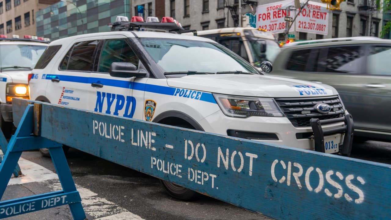 Acusan a hombre por asesinato de mujer y ataque a su hijo en el Bronx.