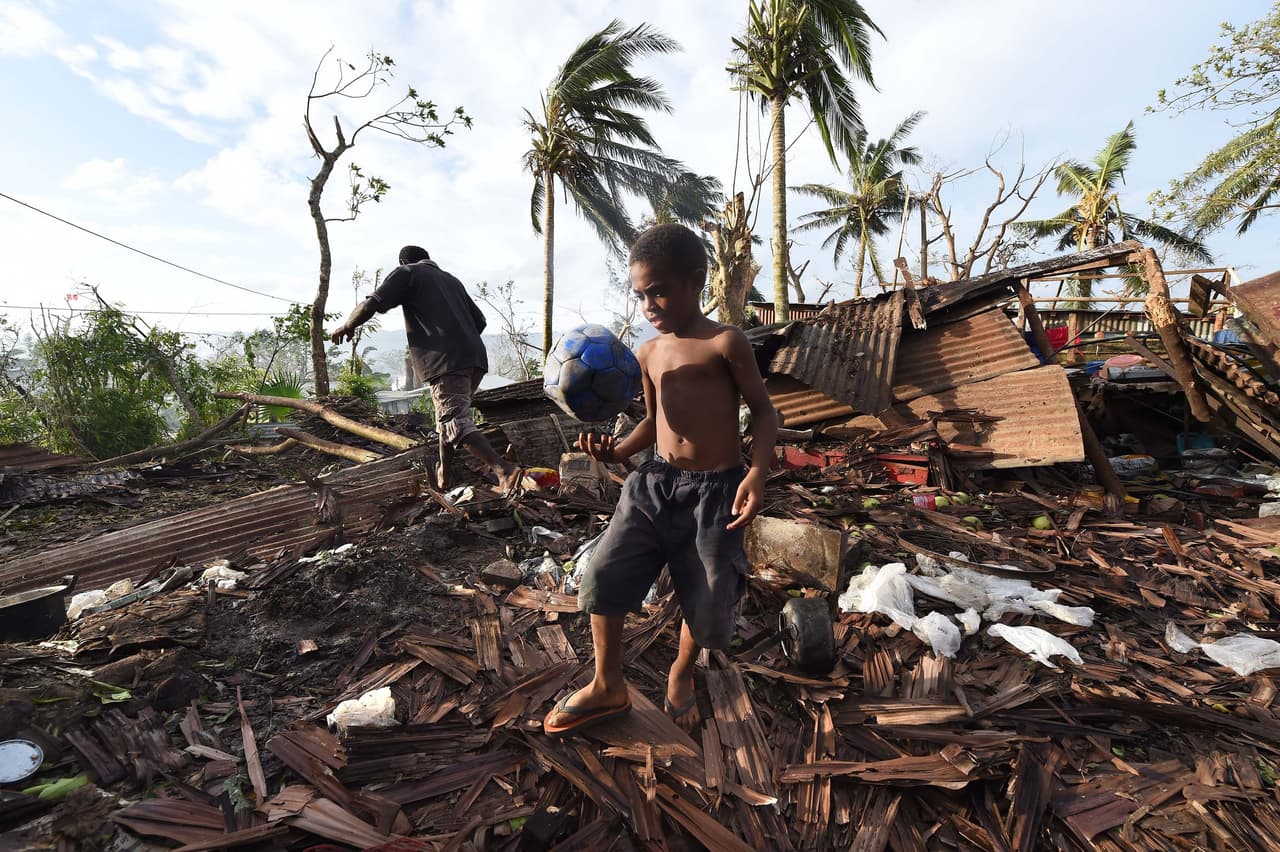 Un niño juega en los escombros de su casa destrozada por un ciclón en Port Vile (Vanuatu).