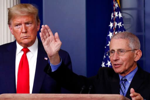 El presidente Trump escucha al doctor Anthony Fauci, director del Instituto de Alergias y Enfermedades Infecciosas de EEUU.
