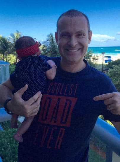 ¡Celebrando! Efectivamente, Alan es un papá a todo dar.