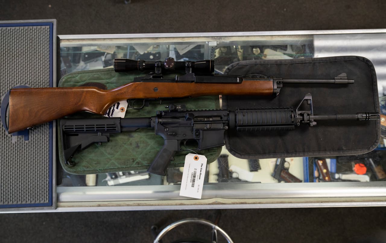 El Ruger Mini-14 (arriba) funciona exactamente igual que el AR-15 (abajo) pero no es tan popular y es ampliamente ignorado por los defensores del control de armas y los políticos.