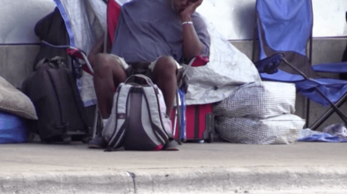 La ordenanza hace legal que los indigentes puedan acampar donde deseen, los oficiales solo darán boletos a las personas que bloquean los caminos.