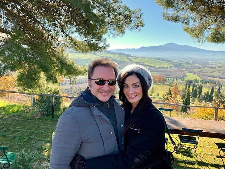 Una fuente cercana a la pareja informó a la revista que “su prometido le dijo 'es too much para mí', le dijo que tenía mucho trabajo y que era demasiado para él".
<br>