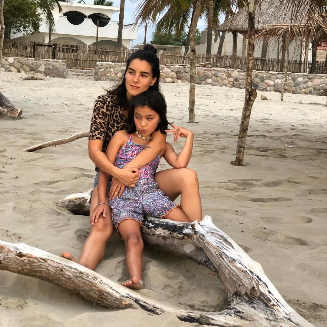 El protagonista de 'Mi adorable maldición' debió despedirse de su pareja hace unos meses, cuando ella y sus hijos se vieron obligados a volver a México, donde la vida es menos costosa que en Miami, según ella misma ha asegurado.