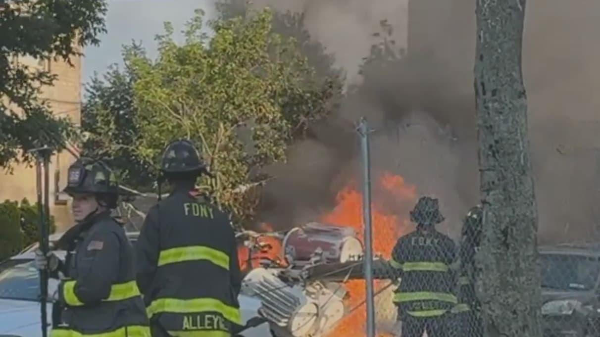 Caen dos postes de electricidad en Coney Island, aplastan autos y provocan incendio.