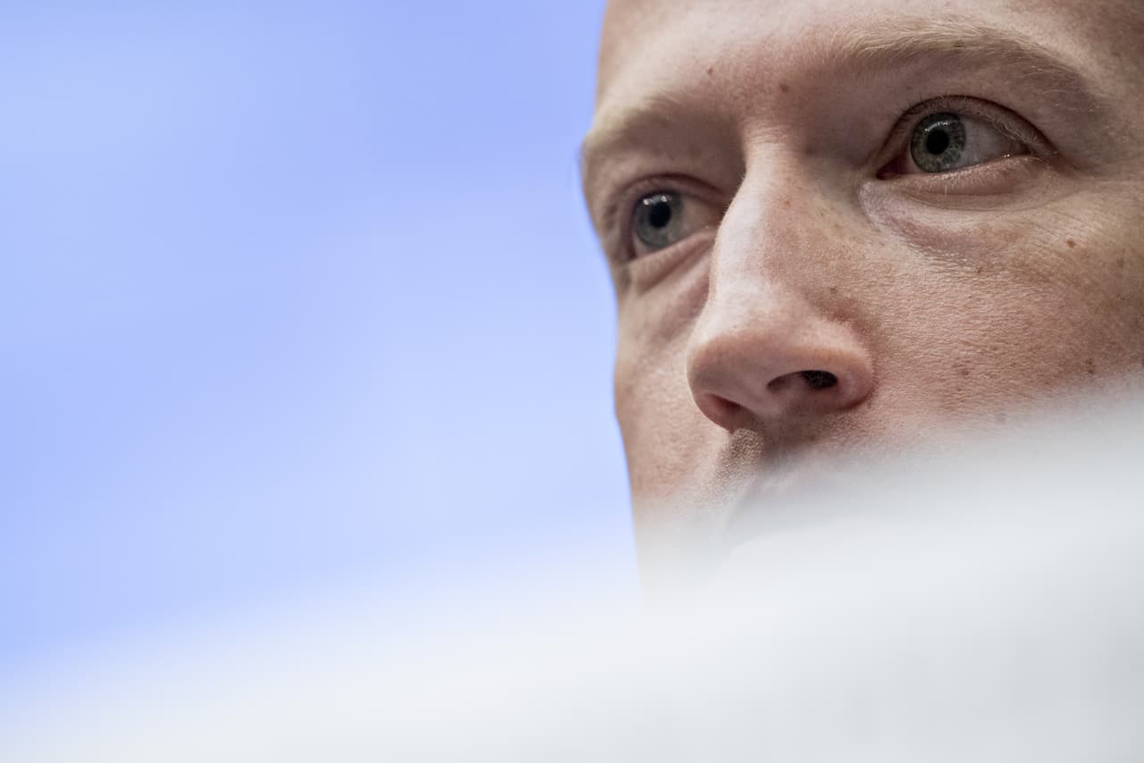 De acuerdo con Zuckenberg, Facebook mantiene los registros de navegación de los usuarios “temporalmente” para encontrar sus intereses y dirigir los anuncios publicitarios.