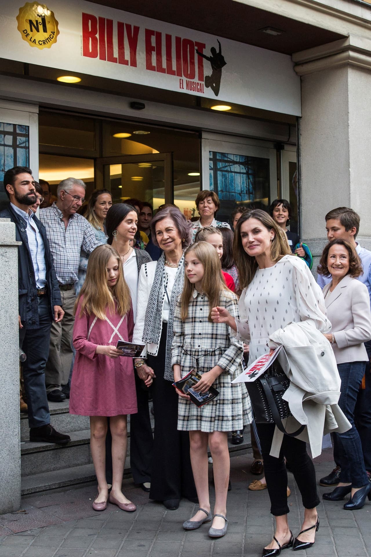 Las reinas, sin embargo, optaron por difrutar de un día en familia con las infantas, la princesa de Asturias, Leonor, y su hermana, Sofía, así como con otras dos nietas de la monarca emérita, Victoria Federica (hija de Elena de Borbón y Jaime de Marichalar) e Irene Urdangarín (hija de Cristina de Borbón e Iñaki Urdangarín).
