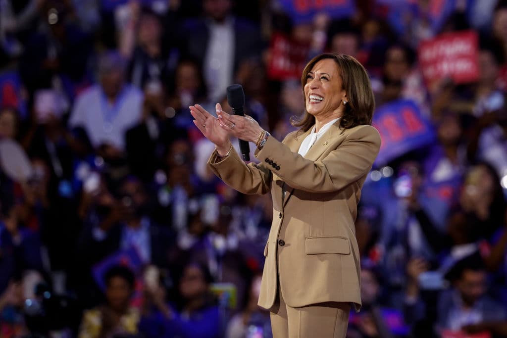 Kamala Harris apareció sorpresivamente en la primera jornada de la Convención Nacional Demócrata.