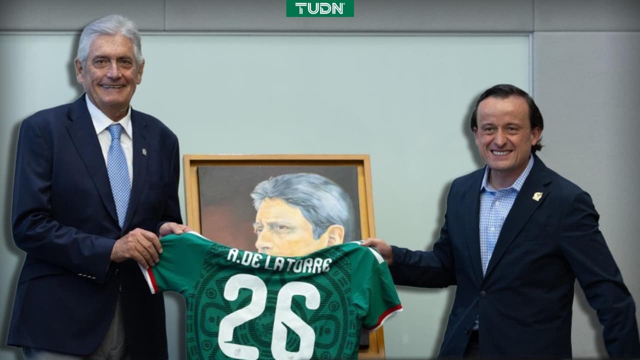 Alberto de la Torre recibe reconocimiento por la Federación Mexicana de Futbol