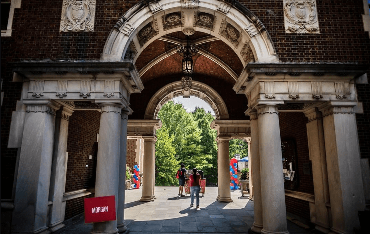 <a href="https://www.upenn.edu/" target="_blank">University of Pennsylvania</a> tiene 10 College Houses, pero muchos estudiantes viven en los numerosos apartamentos y casas disponibles fuera del campus. Aunque se paga más de $60,000 de matrícula,
<b>el 45% de los estudiantes reciben algún tipo de ayuda financiera basada en su necesidad, y la beca promedio es de $54,253.</b>