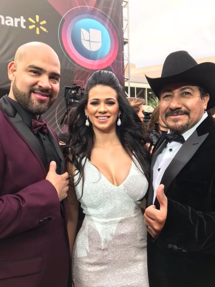 Carla fue acompañada en los Latin Grammy por El Bueno y El Feo, como los tres representantes de uno de los programas más populares de la radio hispana en los Estados Unidos.