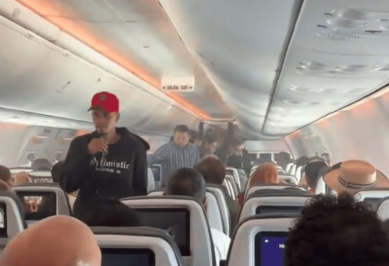 Batería externa explota y provoca conato de incendio en avión de Aeroméxico