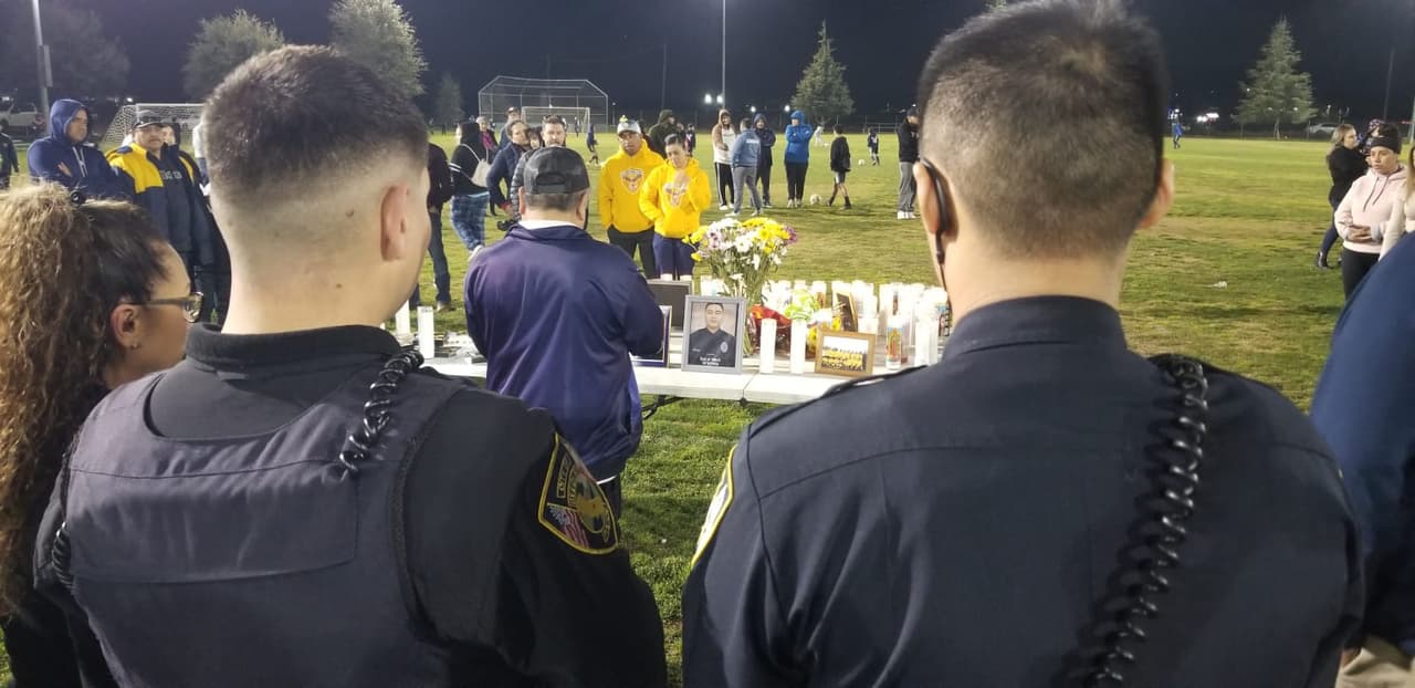 Por otro lado, la comunidad de Fresno, amigos y cercanos al oficial,
<a href="https://www.univision.com/local/fresno-kftv/comunidad-hispana-honra-memoria-gonzalo-carrasco-policia-asesinado-selma-fotos">le han dedicado horas y noches de vigilias en distintas partes del condado</a>, pues según testimonios era un hombre muy calido y preocupado por su comunidad