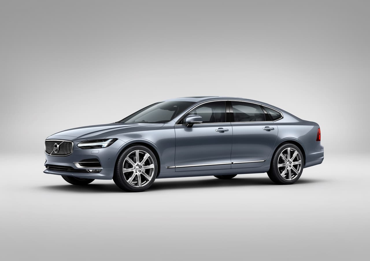La apariencia del Volvo S90 2017 se caracteriza por su invernadero luminoso distinguido con una línea de techo curva que recuerda al del emblemático coupé Volvo P1800 fabricado entre 1961 y 1973.