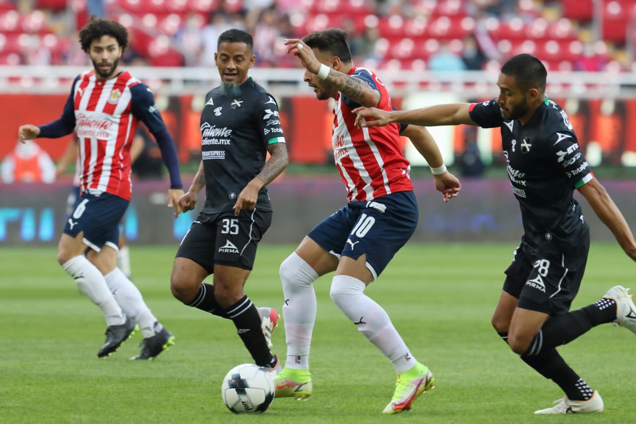 Chivas derrotan con autoridad al Mazatlán en un encuentro en el que hicieron tres goles en cinco minutos.