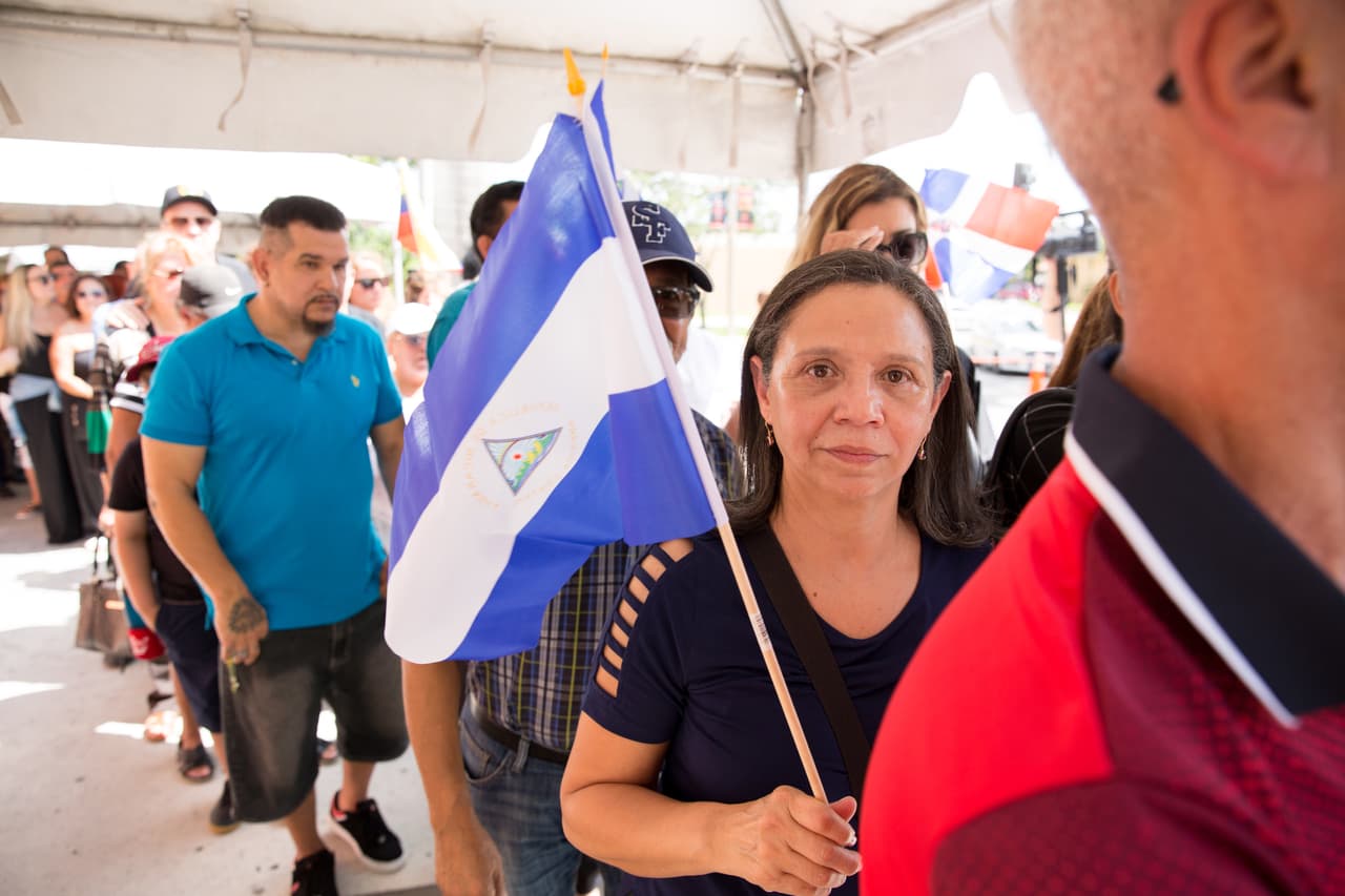 Así lucía la fila de personas que visitaron el féretro del "Príncipe de la canción".