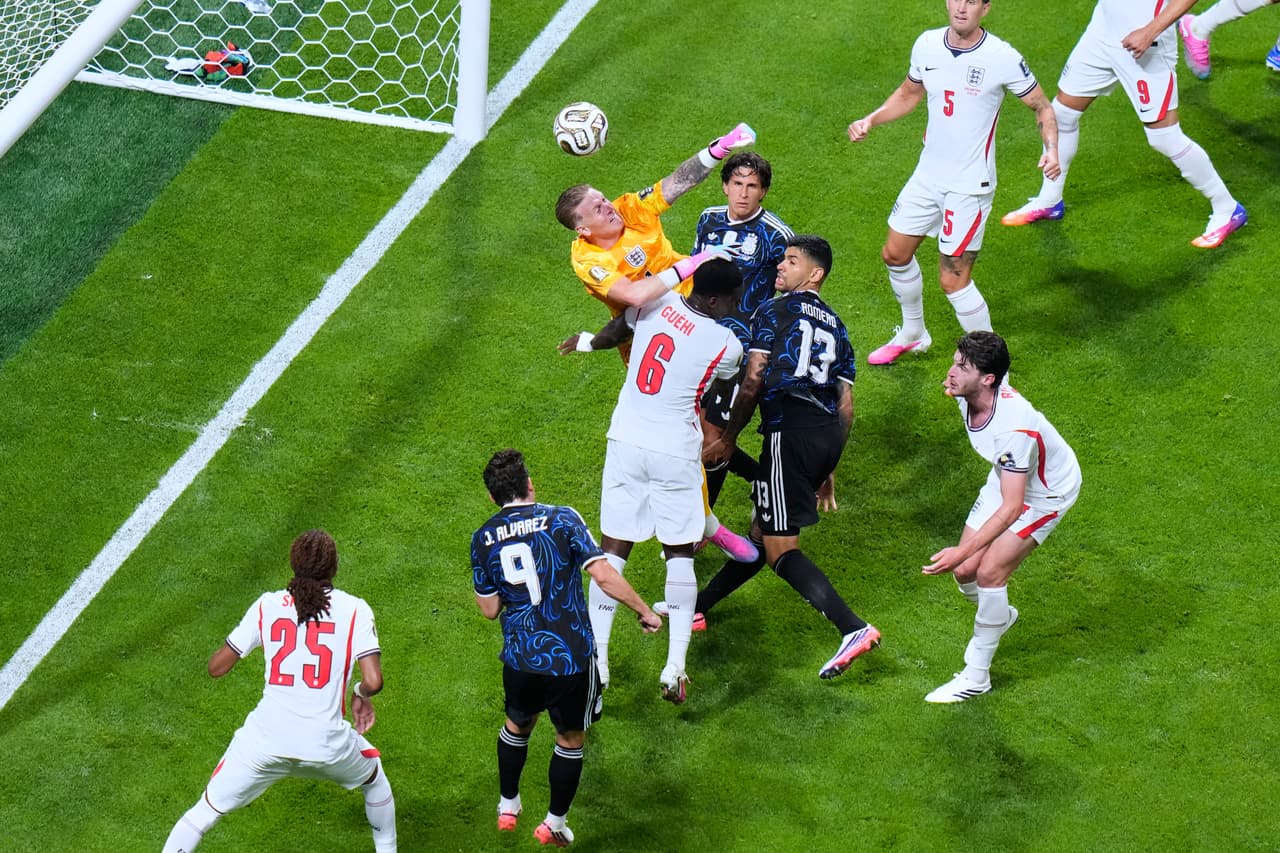 Jordan Pickford, guardameta inglés, protege su arco de Cristian Romero y Julián Álvarez.