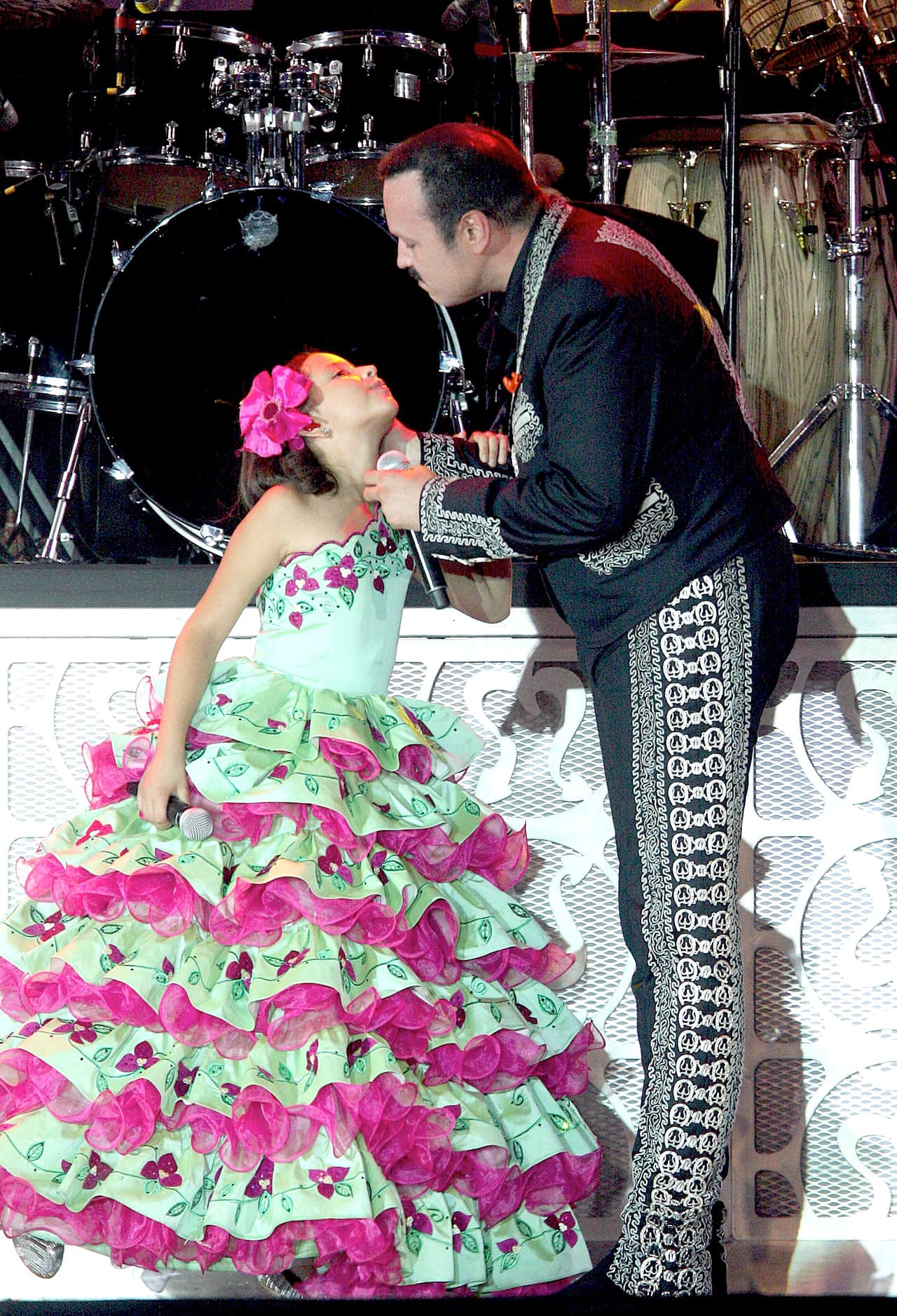 Al ser la hija de Pepe Aguilar, ella tiene el talento de la Dinastía Aguilar que viene de sus abuelos, Don Antonio y Flor Silvestre.