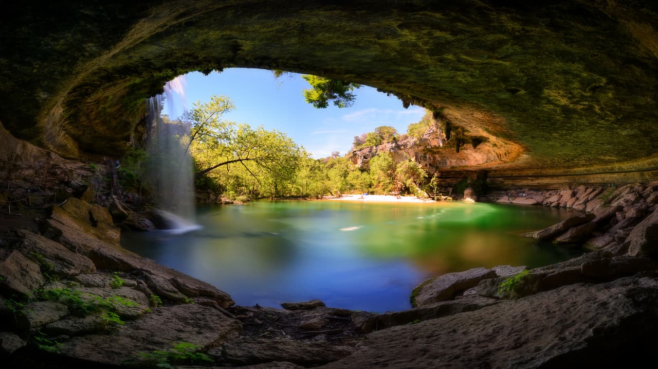 <b>Texas. </b>
<br>
<br>
<b>Hamilton Pool</b> es una hermosa caída de agua parte de una reserva, en el área recreativa en las inmediaciones de Austin, Texas.
<b>Hamilton Pool Preserve</b> está situado apenas a unas
<b>30 millas de Austin</b>.
<br>
<br>Es una espectacular caída de agua del arroyo Hamilton, con aguas del río Pedernales.
<b>Tiene paredes de piedra caliza y una cascada de 50 pies.</b> La cascada nunca se seca por completo, pero en épocas de sequía se ralentiza el flujo de agua.
<b>Se requieren reservaciones para visitar. </b>