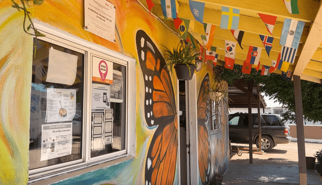 El albergue la Casa de la Divina Misericordia, está ubicada en una loma en el centro de la Heróica Nogales, Sonora. Inició su trabajo ofreciendo refugió a migrantes en el 2020. Es el único de los tres albergues en la ciudad fronteriza que no cerró durante la pandemia.