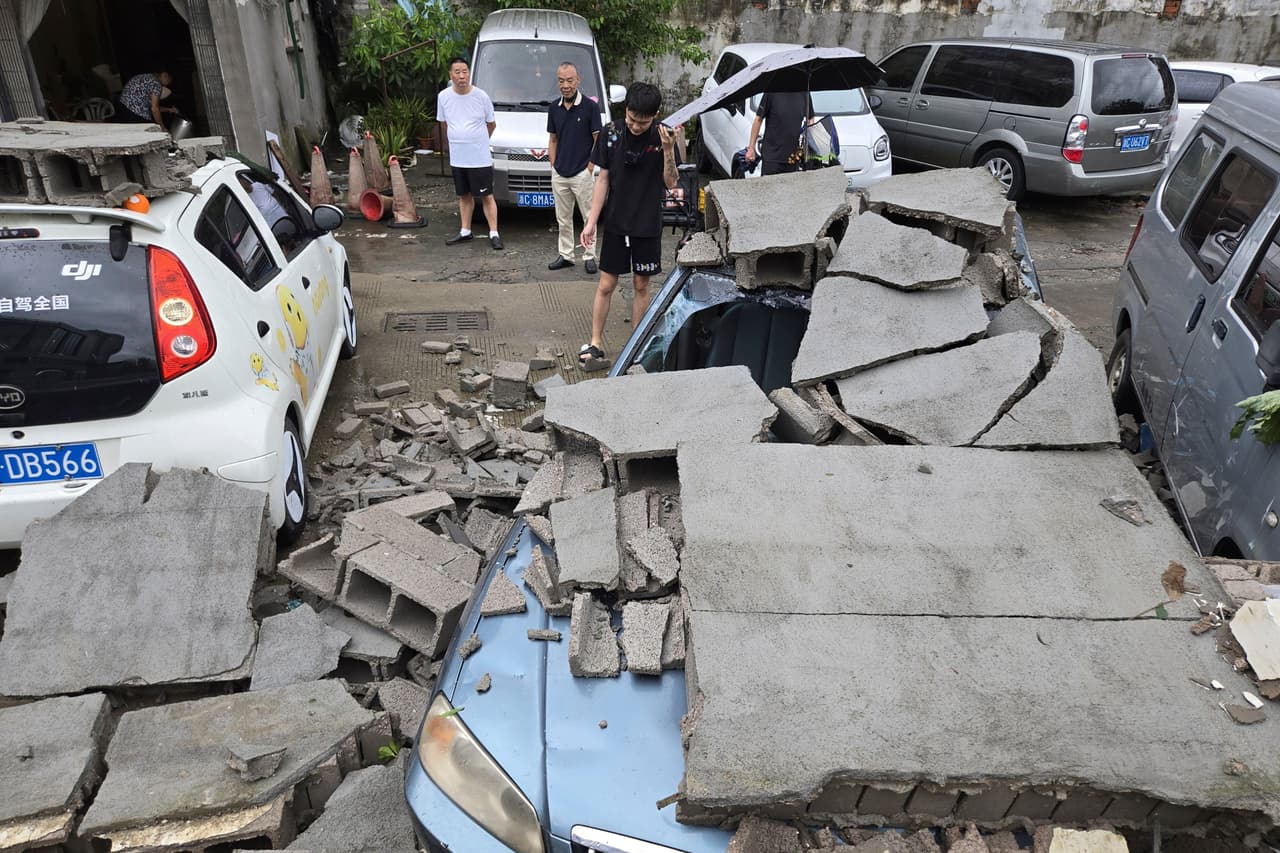 La televisora estatal CCTV informó que las autoridades en Yueqing, una ciudad de la provincia de Zhejiang, buscaban a personas atrapadas en viviendas inundadas y habían comenzado a retirar ramas rotas de las calles.